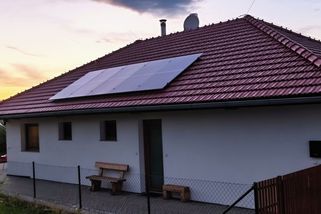 Energetická svoboda, nebo drahý špás? Střešní fotovoltaika, zadarmo drahá ochrana střešních tašek - Médium.cz